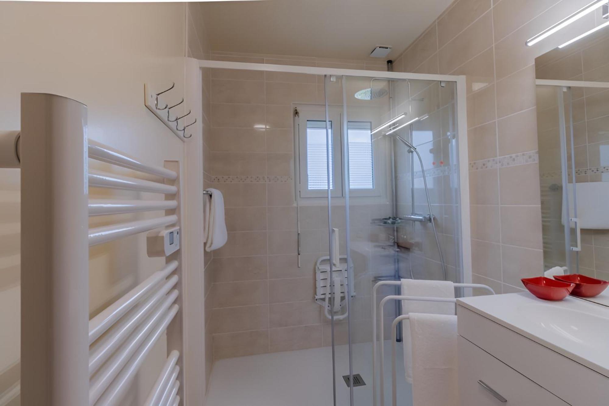 Апартаменти Lumineux, Bien Situe Et Tres Calme + Parking Prive Ле-Бюґ Екстер'єр фото