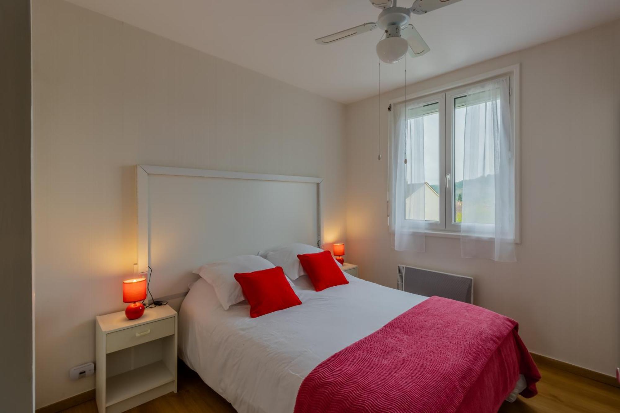 Апартаменти Lumineux, Bien Situe Et Tres Calme + Parking Prive Ле-Бюґ Екстер'єр фото